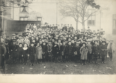 407223 Groepsportret van leerlingen op een schoolplein te Utrecht.